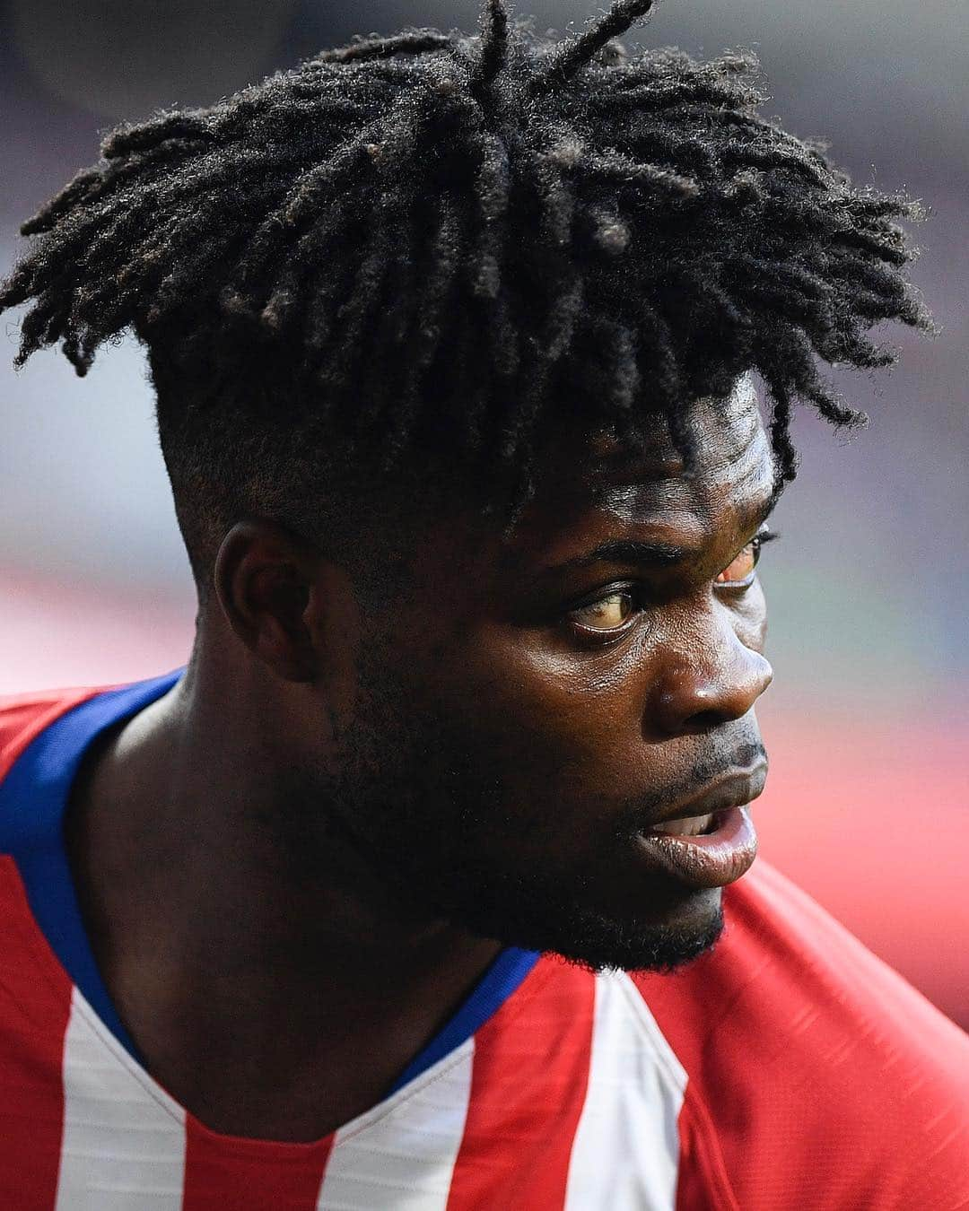 LFPさんのインスタグラム写真 - (LFPInstagram)「No Style, No Party! 😎 🔥 @thomaspartey5 🔥 • #ThomasPartey #Atleti #Look #Hair #Style #LaLigaSantander #LaLiga #Football」3月27日 4時02分 - laliga