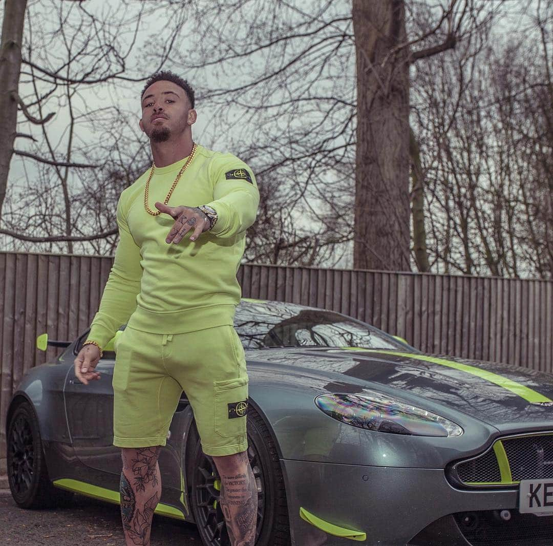 アシュリー・ケインさんのインスタグラム写真 - (アシュリー・ケインInstagram)「Hard work and persistence makes the struggle get easier ✊🏾 . . #astonmartin #vantage #astonmartinvantage #stoneisland #twinset #fashion #outfit #supercar #supercars #supercarsofinstagram #instafashion #ashleycain #beast #mrashleycain」3月27日 4時24分 - mrashleycain