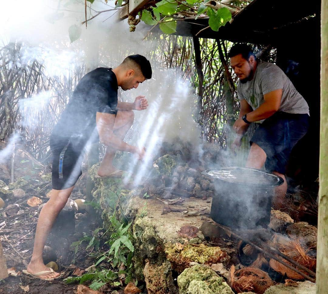 ピッタ・タウファトフアさんのインスタグラム写真 - (ピッタ・タウファトフアInstagram)「This is an Umu, a traditional way ancient Polynesians cooked in an underground oven. When it comes to social media soo many people are focussed on presenting a false version of their success. They forget to share the reality of who they are and how they achieved their success. What then happens is they create an internal conflict between who they are and who they “pretend” to be. The false image is impossible to maintain. Never forget where you came from and all the struggles to get to where you are today. The hand I used to shake hands with the Royal Family is the same hand that burns on the hot rocks as I remove food from the umu .... #roots #IMpossible」3月27日 4時40分 - pita_tofua