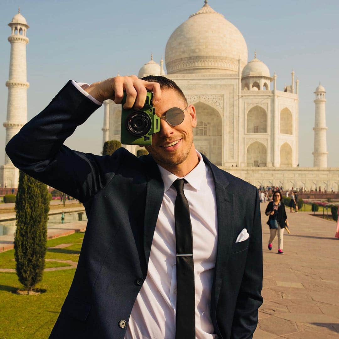 アダム・センさんのインスタグラム写真 - (アダム・センInstagram)「Smile damn it, we’re at the Taj Mahal! 😜📸 ————————————————————————@HallensteinBrothers  @DanBali #India #TajMahal」3月27日 4時38分 - adamsenn