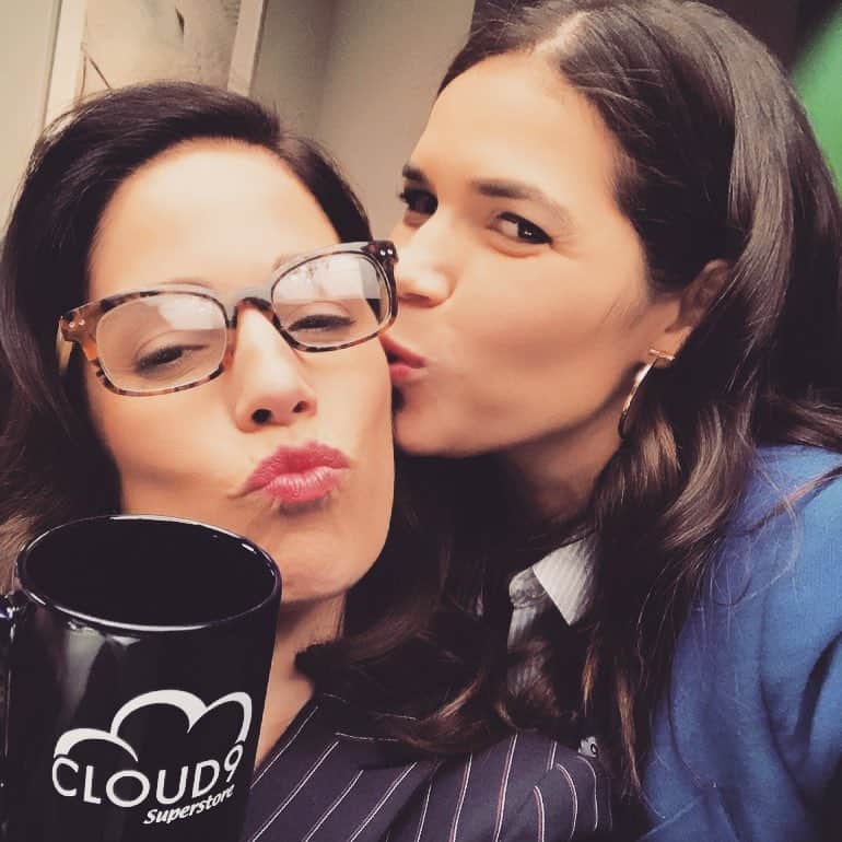 アナ・オルティスのインスタグラム：「Well that was fun! #nbcsuperstore @americaferrera Rocking the director’s chair #SoBossy 💪🏽❤️」