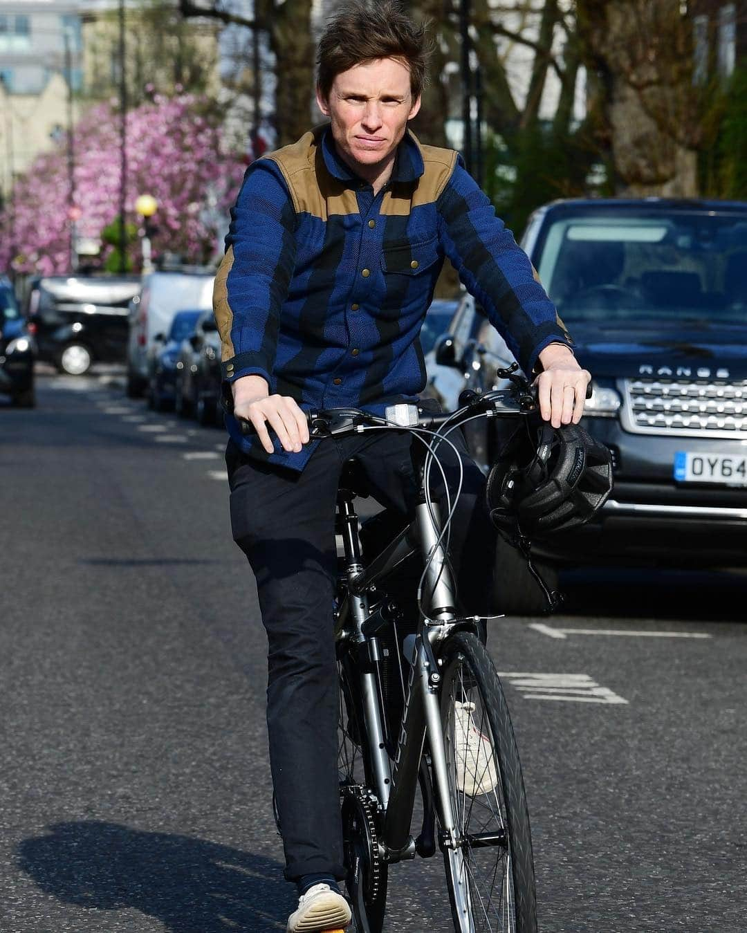 Just Jaredさんのインスタグラム写真 - (Just JaredInstagram)「Eddie Redmayne goes for a bike ride in the Notting Hill section of London! #EddieRedmayne Photo: Backgrid」3月27日 4時45分 - justjared