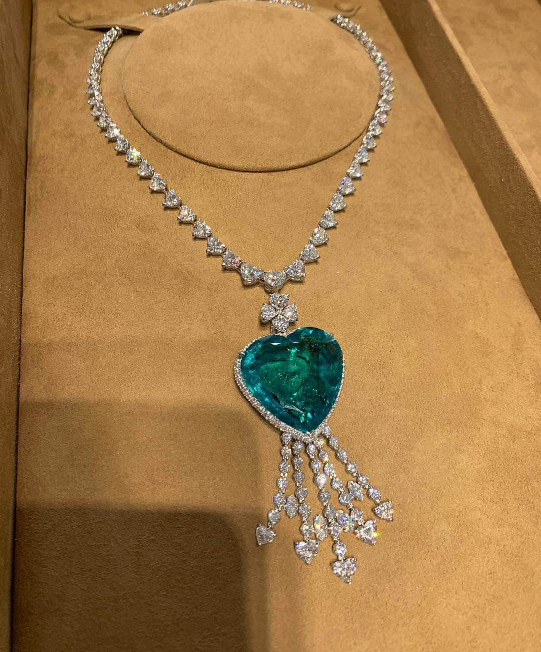 アンナ・アンドレスさんのインスタグラム写真 - (アンナ・アンドレスInstagram)「#baselworld2019 😜. We just love green color! @elena_zuzu @thejewishgentleman  #emeralds #colombia」3月27日 4時48分 - ann.andres