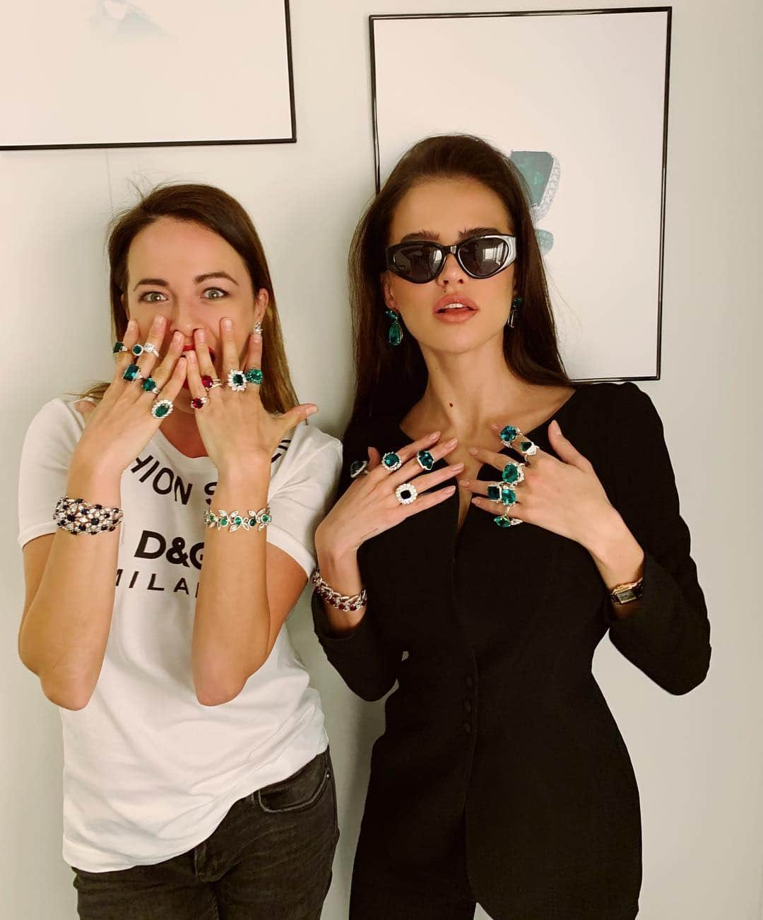 アンナ・アンドレスさんのインスタグラム写真 - (アンナ・アンドレスInstagram)「#baselworld2019 😜. We just love green color! @elena_zuzu @thejewishgentleman  #emeralds #colombia」3月27日 4時48分 - ann.andres