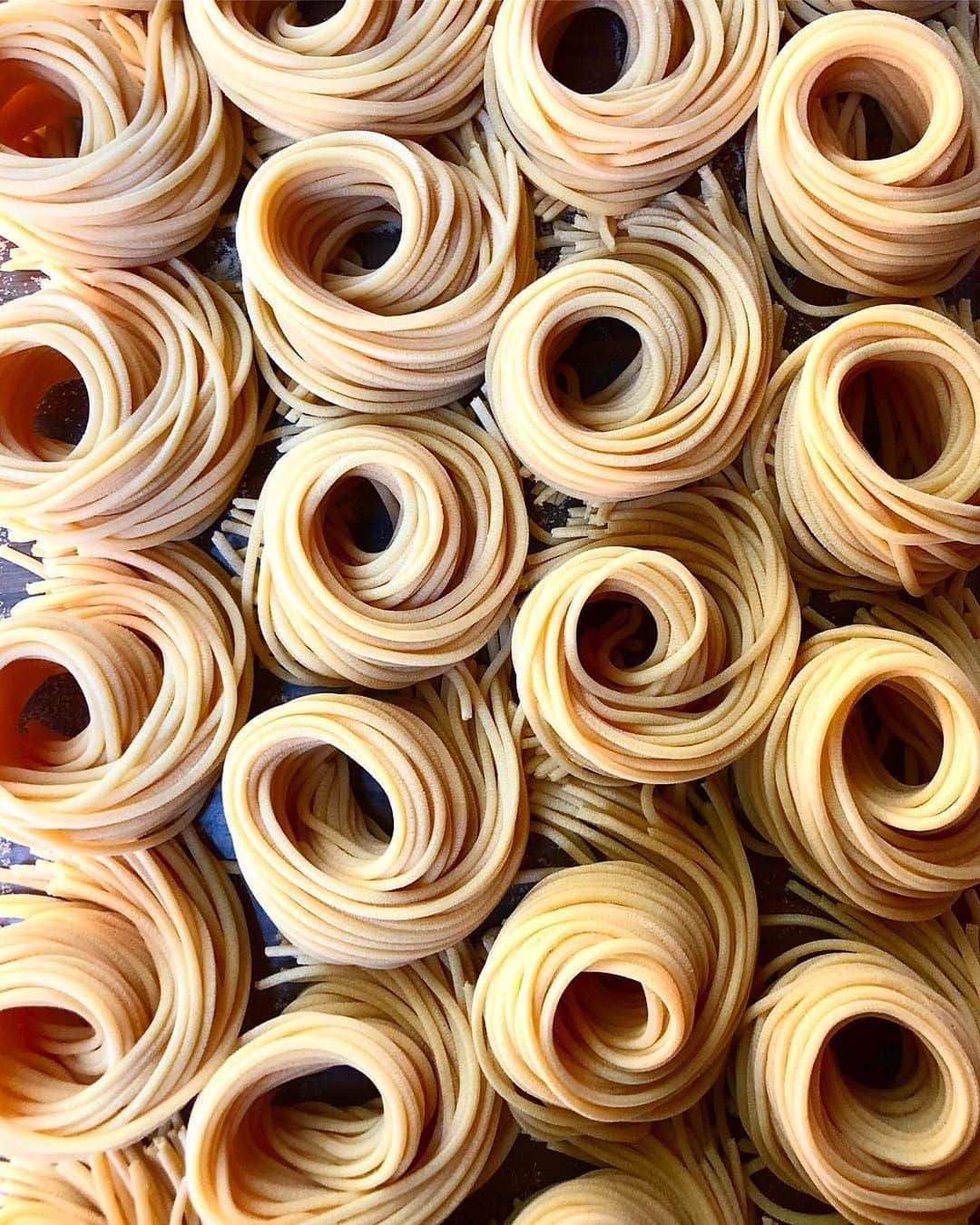 ジェイミー・オリヴァーさんのインスタグラム写真 - (ジェイミー・オリヴァーInstagram)「On the menu @jamiesitalianuk today and everyday, freshly made pasta from organic eggs, tipo 00 flour and a whole lot of love ❤️🍝 #pasta」3月26日 19時57分 - jamieoliver