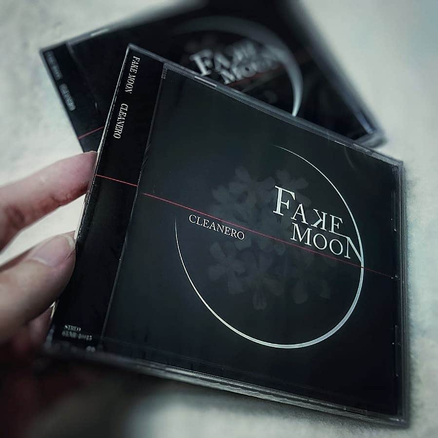 ユウのインスタグラム：「CLEANERO New Single『FAKE MOON』  先日のライブでclearさんにいただきました！ ヴァイオリン収録で参加しております🎻」
