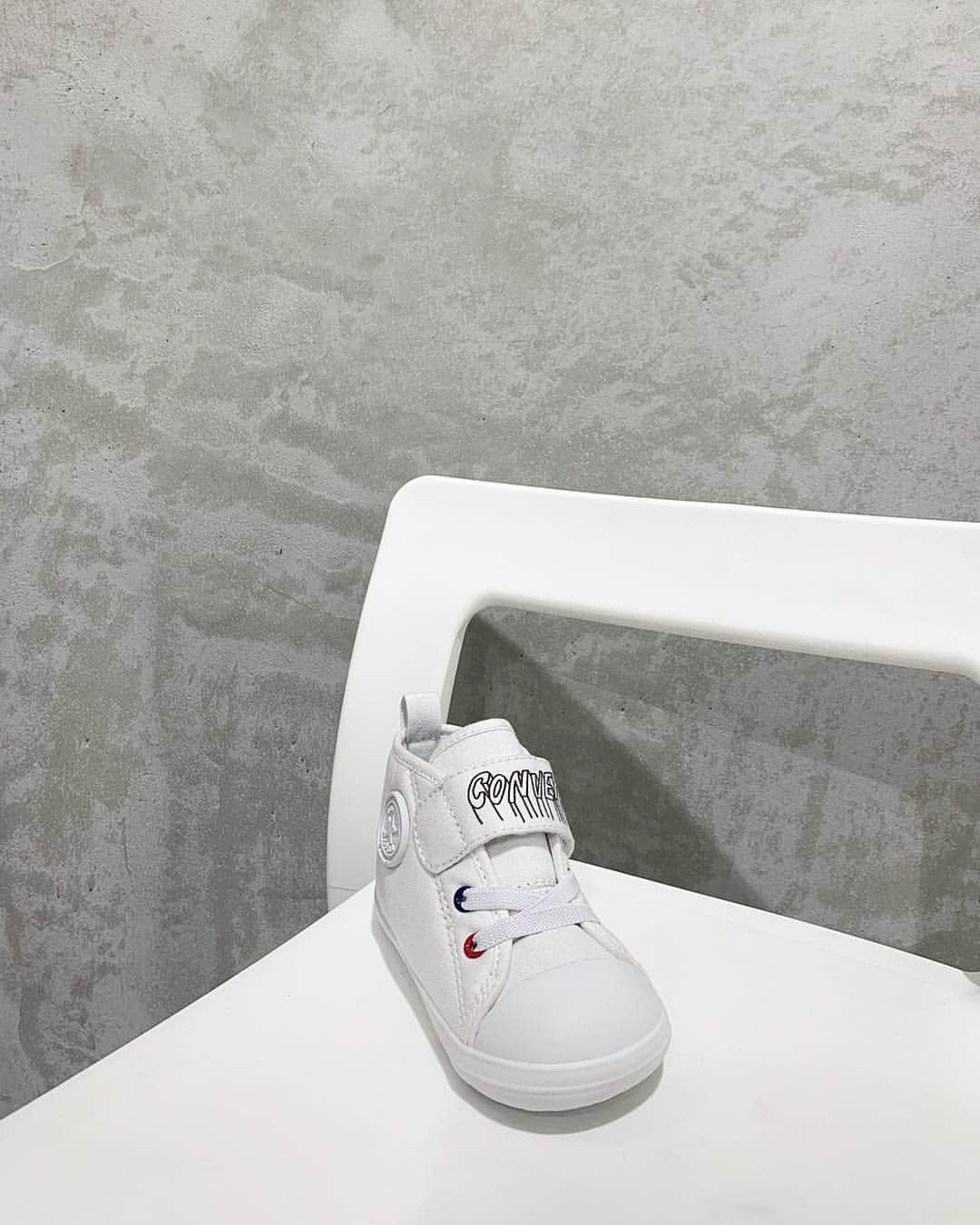 のインスタグラム：「CONVERSE. . KATEくんのお初コンバースは. イラストレーター高橋信雅さんのアートが入った. スニーカーにしました❤︎. 春だしちょうど白のスニーカー探してて☺︎. 履かせるのが楽しみだ♪ . @wa_by_converse  #キッズカスタマイズプリント  #whiteatelierbyconverse吉祥寺店」
