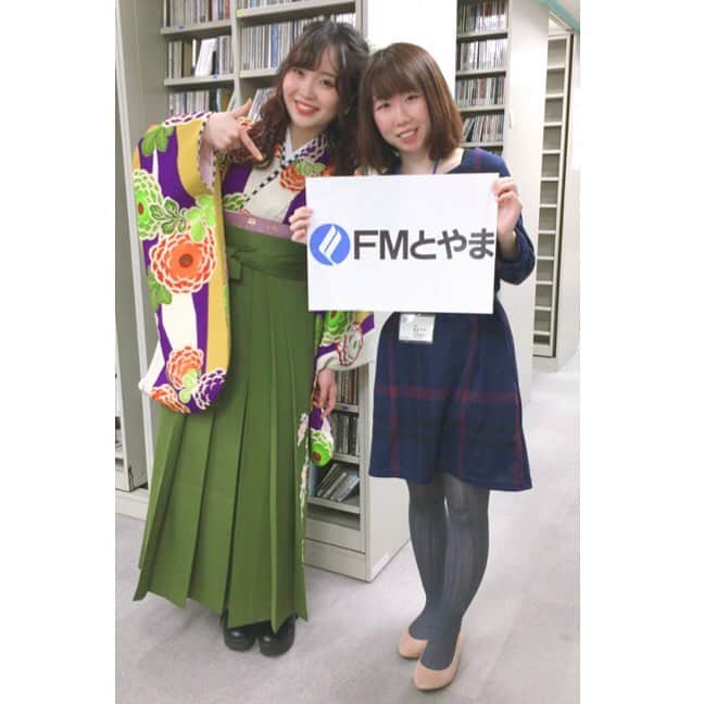 のインスタグラム：「ADのMちゃんが袴姿で挨拶にきてくれました❤︎ヘアアレンジは自分でセットしたとのこと✨かすみ草とチュールリボンがとても可愛い🎀😍🎀卒業おめでとう🥳❣️素敵な社会人になってね😆 #卒業おめでとう」
