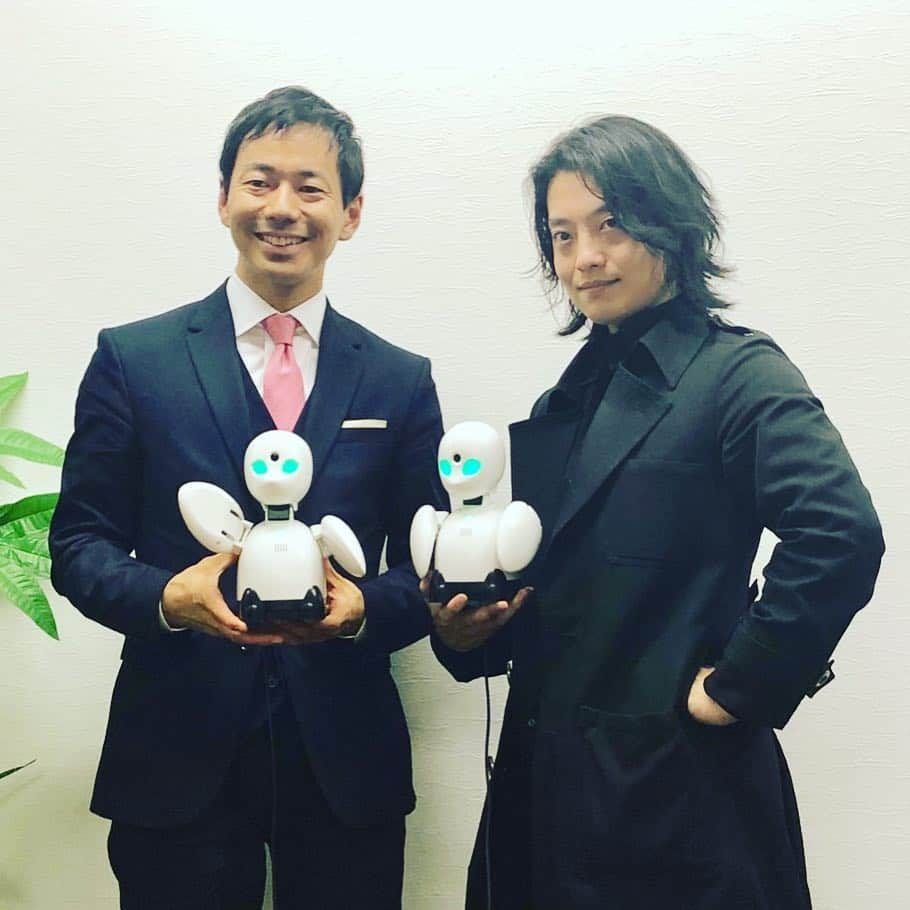 山本左近さんのインスタグラム写真 - (山本左近Instagram)「Orihimeの開発者であるオリィ研究所の吉藤オリィさんにお会いしました  人の幸せについての考え方、目指すヴィジョン、実現したい社会像など多くの部分で共通点が多く、普段自分が話している言葉がオリィさんからでてきてたこと、とてもビックリしました。 楽しくてあっという間の1時間でした。  誰もが幸せに暮らせる超幸齢社会の実現に向けた手段としての新しいテクノロジーの発展にワクワクしています‼️ #Orihime #吉藤オリィ #オリィ研究所  #長寿のMIKATA #レポート https://chojumikata.com/column/1671 #超幸齢社会をデザインする」3月26日 19時55分 - sakon_yamamoto