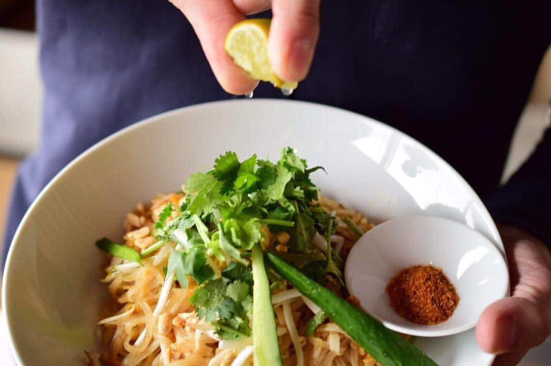 ロングレインさんのインスタグラム写真 - (ロングレインInstagram)「. ランチ、ディナーで大人気の #パッタイ は、是非ライムを搾ってお召し上がりください！ 果物の酸味を加えることで味がしまり更にオススメです。チリパウダーのかけ過ぎには気をつけて！  We recommend our popular lunch and dinner item, #padthai ,Thai, with a hint of lime. But be careful not to put too much chili powder!  #longrain #longraintokyo」3月26日 20時05分 - longraintokyo