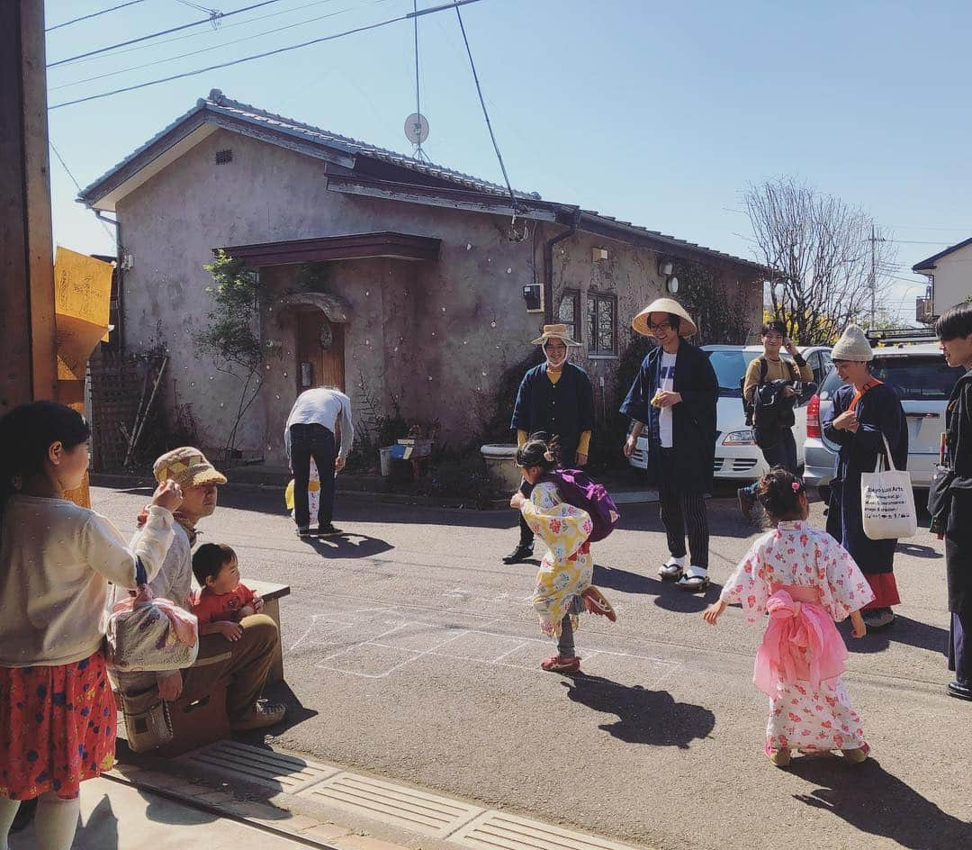 松本野々歩さんのインスタグラム写真 - (松本野々歩Instagram)「いい景色 大好きな景色がそこら中にあった！  ロバの音楽座と幸町バグパイプCLUBによる ご飯屋さん ソーセージ屋さん 蚤の市 射的屋さん けんけんぱ屋さん がりゅうの空想楽器博物館  #ロバハウス  #ロバの市」3月26日 20時00分 - nonohoms