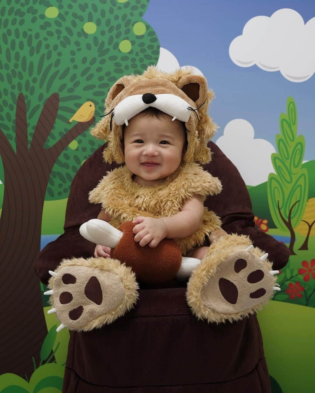 ままのてさんのインスタグラム写真 - (ままのてInstagram)「.⠀ 【ライオン🦁】⠀ .⠀ . ⠀ #ままのて⠀ .⠀ .⠀ こどもライオン💛⠀ ニコニコ笑顔がかわいすぎます😍⠀ .⠀ .⠀ #ライオン⠀ #着ぐるみ⠀ .⠀ .⠀ @akitoo0911様の投稿です⠀ 素敵なお写真ありがとうございました💝⠀ .⠀ .⠀ .⠀ 〈mamanote_officialのオリジナルキャンペーンへ参加しよう♡〉⠀ .⠀ お子様のかわいい動画、写真 ▶︎【 #ままのて 】.⠀ @mamanote_official をフォローして、 投稿する動画や写真に合ったオリジナルハッシュタグをできるだけ多くつけて、インスタグラムにアップしてみましょう！⠀ .⠀ .⠀ 毎日、担当者が投稿をチェックして、素敵な写真と動画をピックアップして、公式アカウントで紹介します❤️⠀ .⠀ そして！！毎月、ハッシュタグごとに、mamanote_officialがピックアップした写真の中で1番｢いいね｣の多い方に、アマゾンギフト券3000円分プレゼント！当選者にはDMを送らせていただきます♡.⠀ .⠀ また、動画や写真は、ままのてのFacebook、 またはウェブサイト 「ままのて」内の記事で紹介させていただきます🙌 .⠀ .⠀ .⠀ .⠀ #プレゼント#キャンペーン#キッズモデル#モニター#ベビーモデル#新米ママ#成長記録#子育て#育児ママカメラ#ママ撮#スマイル育児#こどもと暮らす#子育て記録#育児記録 #お出かけ#great_captures_children #dogs#ig_oyabakabu #instababy#baby#kidsgram#photobook#happyfamily#親バカ部#親バカ部ig_kids」3月26日 20時00分 - mamanote_official
