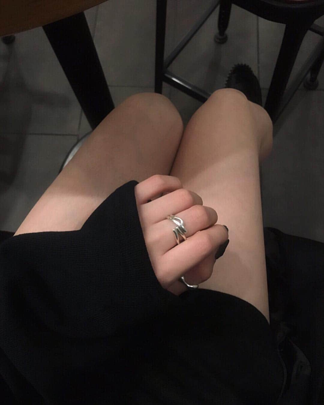 のインスタグラム：「普段足出さないからそわそわ😂 昨日ストーリーにも載せたけど枝リング毎日付けてる🥺❤︎❤︎ かわいいいい🥺❤︎ 明日の19:00から新作発売だよ🥰 . #LEANN#leannofficial#silverring #silver925#silveraccessory#リーン」