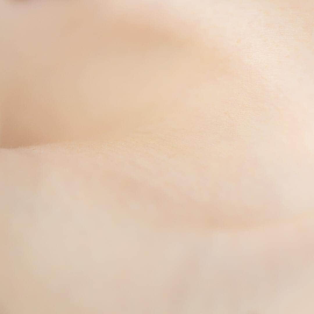 DECENCIA(ディセンシア)のインスタグラム：「私たちが世界を認識するとき、そのほとんどを「視覚に頼っている」ことを自覚すればするほどに、対局にある考え方、つまりは「本質は目に見えない」という事が、見えてきます。 ・ それは、視覚に頼りすぎてしまうと、むしろ純粋な真実を捉える事の、邪魔になってしまう事さえあるという、可能性の一つの示唆でもあります。 ・ 例えば、鏡越しに見える自分は、本当の自分自身の全てでは決して無くて、その肌の向こう側にこそ、心があり、生命があり、人としての美しさや、温かみや、哀しみが、確かに存在するはずです。 ・ そうすると、実は化粧品の本質的な役割は、端に肌を彩り、整えることだけでは無くて、肌に触れる事で自分自身の心を調律し、内なる声と会話する事なのかもしれません。 ・ 外界と、体内を隔てる境界線が「肌」だとすれば、「敏感肌」という肌は、その感度がセンシティブであるということ。 ・ だからこそ、優しく優しく、いたわるように、慈しむように触れてみてください。 //////// Photo : @namiko_kitaura_photography #senseoftouch #feel #skin #touch #肌 #素肌 #触感 #感覚 #触れる #体温 #inspiration #インスピレーション #センシティブ #敏感肌はどこまでも美しくなれる #DECENCIA #ディセンシア #敏感肌 #化粧品 #研究 #現代女性 #スキンケア #敏感肌スキンケア #敏感肌化粧品 #敏感肌コスメ #肌ケア #女性 #美 #beauty #photography #woman」