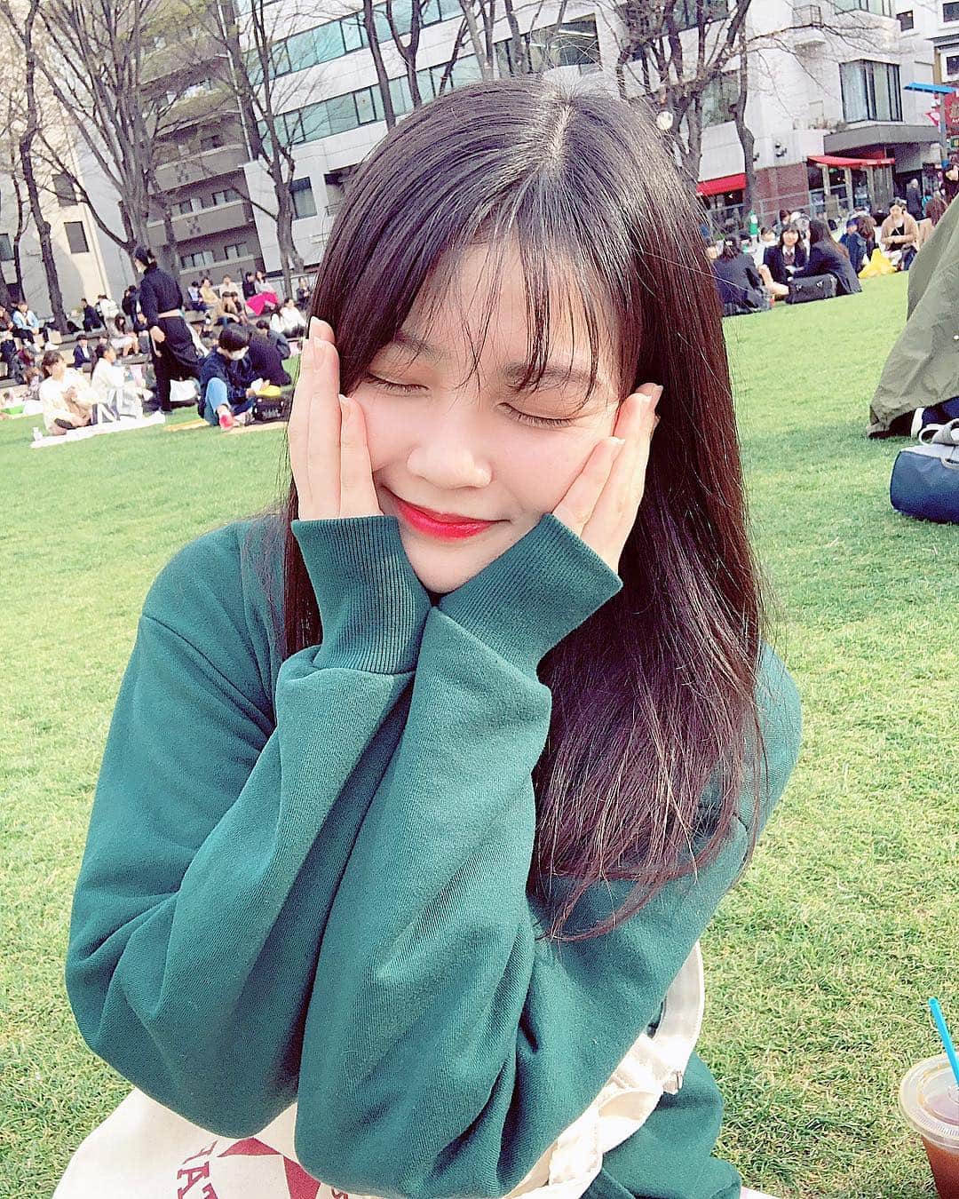 のインスタグラム：「公園でシャボン玉やってきゃっきゃっしました😊❤️ . .  #yuisa #picoftheday #me #japanesegirl #girl #japan #tokyo #makeup #メイク #메이크업#97line #98 #21 #얼짱 #한국 #98년생 #얼스타그램 #picnic #おしゃピク」