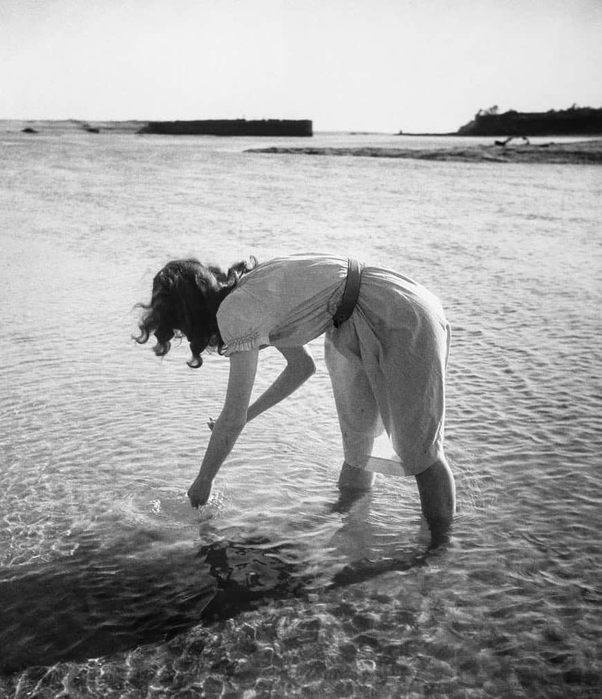 Meganさんのインスタグラム写真 - (MeganInstagram)「Edouard Boubat 〰 Bretagne, 1948 🐚 #summerholidays #edouardboubat #beach」3月26日 20時10分 - zanzan_domus