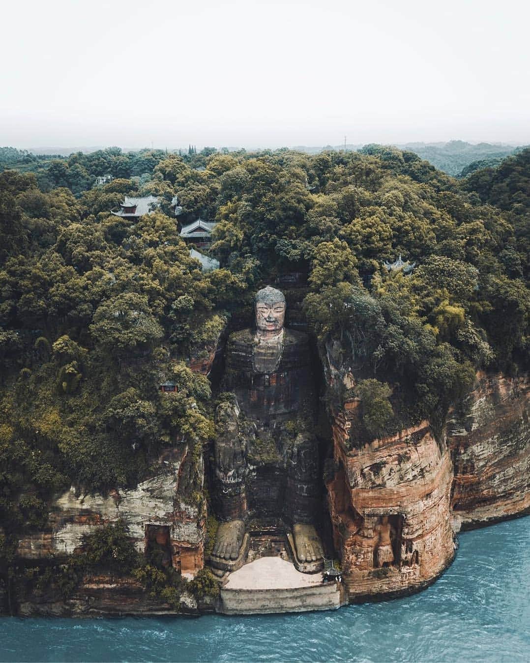 Discover Earthさんのインスタグラム写真 - (Discover EarthInstagram)「The giant Buddha of Leshan is carved out of a cliff face of Cretaceous red bed sandstones that lies at the confluence of the Min River and Dadu Riverin in Sichuan, China. How beautiful ! 🇨🇳 Tag someone who should see this wonderful photo ! — 📍#DiscoverChina — 📸 Photo by @evolumina ​」3月26日 20時11分 - discoverearth