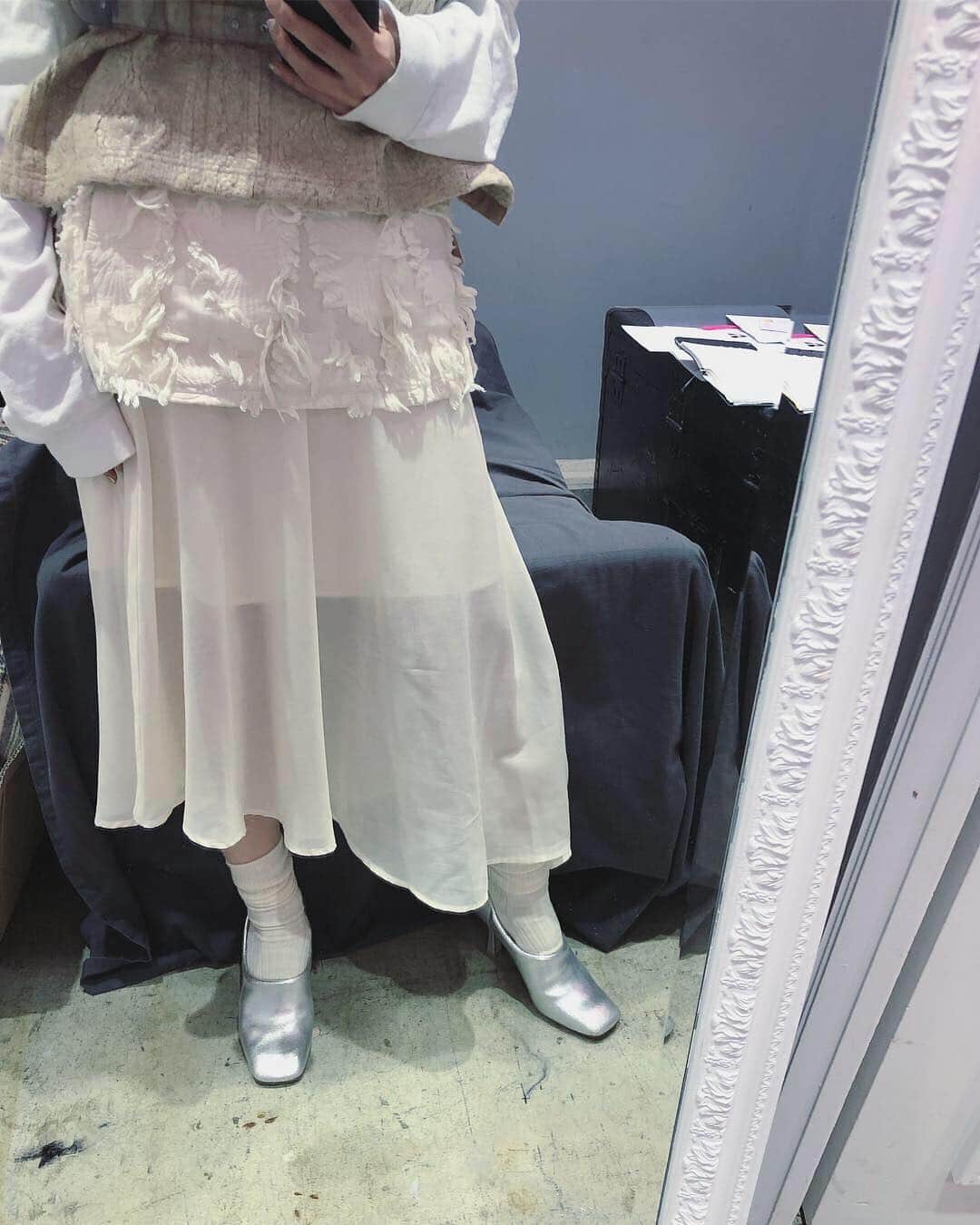 簑島三佳さんのインスタグラム写真 - (簑島三佳Instagram)「ジャガードとローンのコンビのこのスカートはブラックとオフどちらも買った程お気に入り  ローン素材がそこまで透け感無くてとっても着やすい  Tシャツやブラウスをインするだけで様になるからママにオススメ♡  @honeymihoney_style  #HONEYMIHONEY」3月26日 20時12分 - minoshimamika