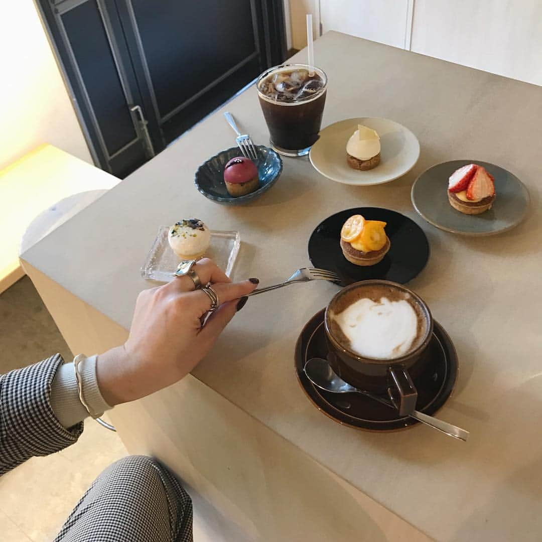 Hiromi Ｍaedaさんのインスタグラム写真 - (Hiromi ＭaedaInstagram)「いつかの🧁 @kagunomidou ・ まるで宝石のようなミニスイーツが可愛すぎた！ with @hirokoseads 🍋💚 ・ ・ ・ #カグノミ堂#新町#カフェ」3月26日 20時22分 - hiron953