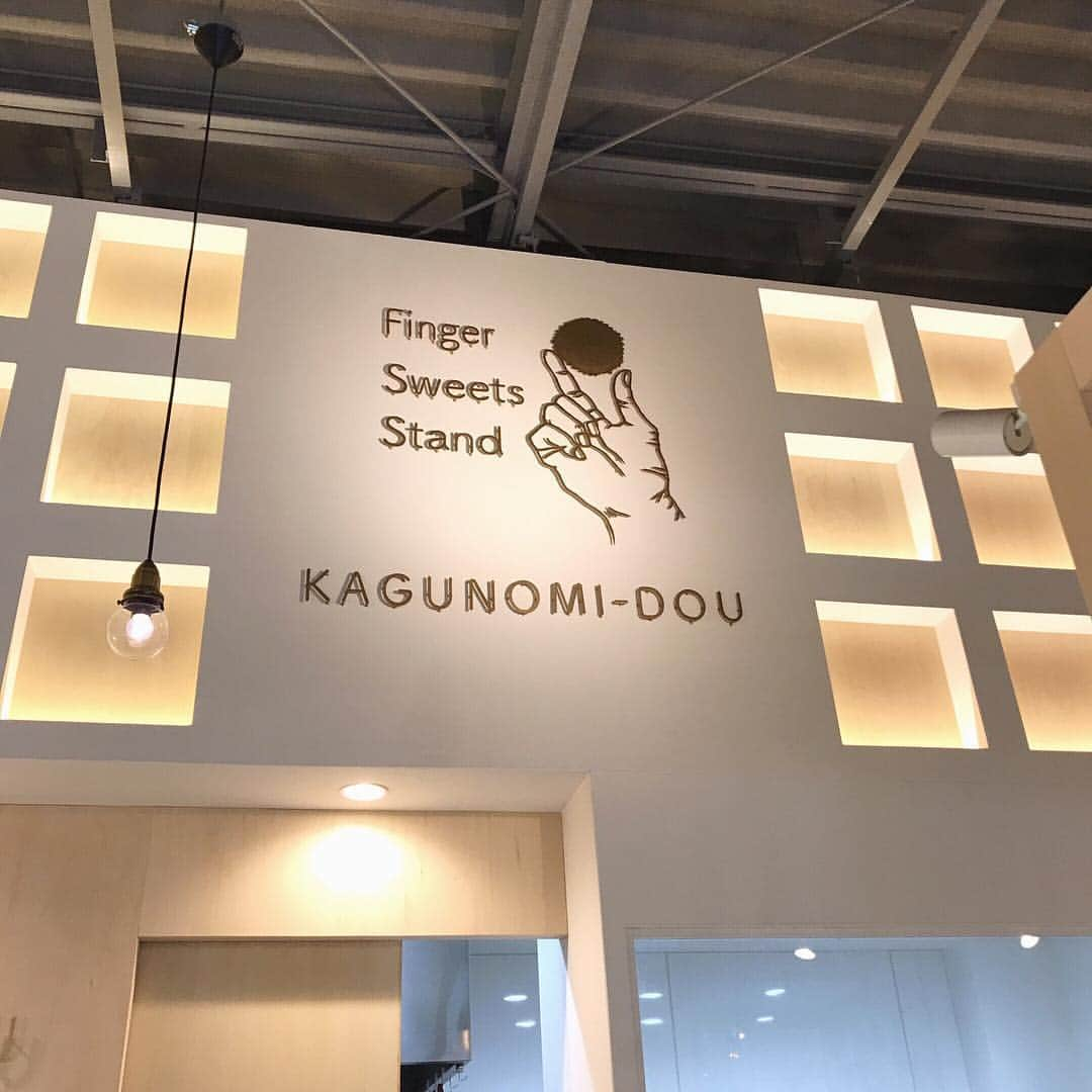 Hiromi Ｍaedaさんのインスタグラム写真 - (Hiromi ＭaedaInstagram)「いつかの🧁 @kagunomidou ・ まるで宝石のようなミニスイーツが可愛すぎた！ with @hirokoseads 🍋💚 ・ ・ ・ #カグノミ堂#新町#カフェ」3月26日 20時22分 - hiron953