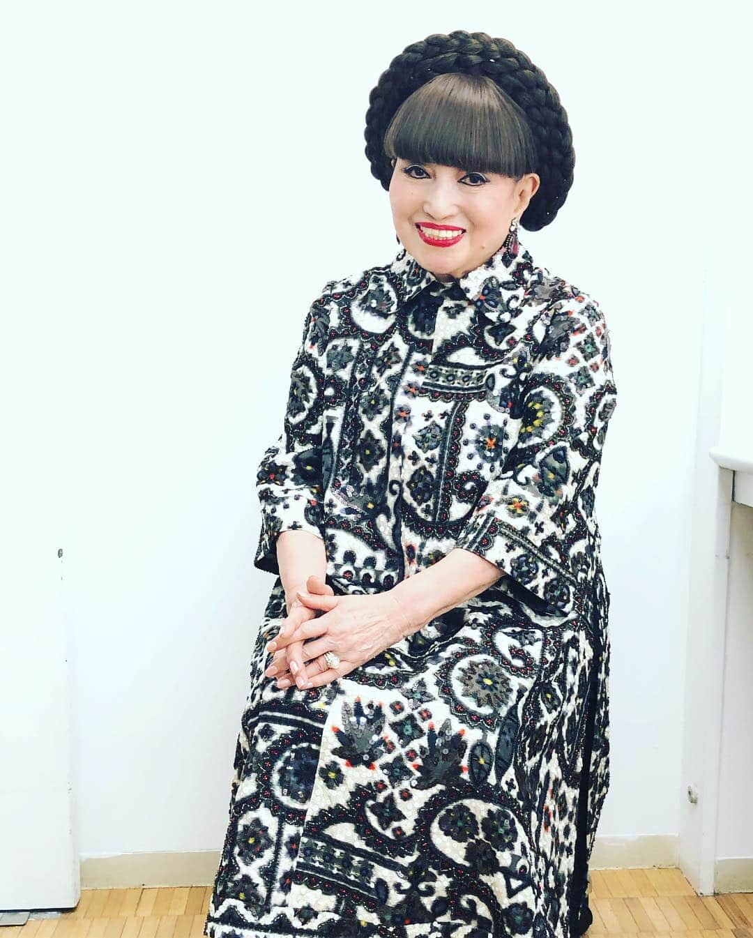 黒柳徹子さんのインスタグラム写真 - (黒柳徹子Instagram)「今日は、雑誌の撮影とインタビューでした。 2着とも、着物をリメイクしたお洋服です。」3月26日 20時31分 - tetsukokuroyanagi