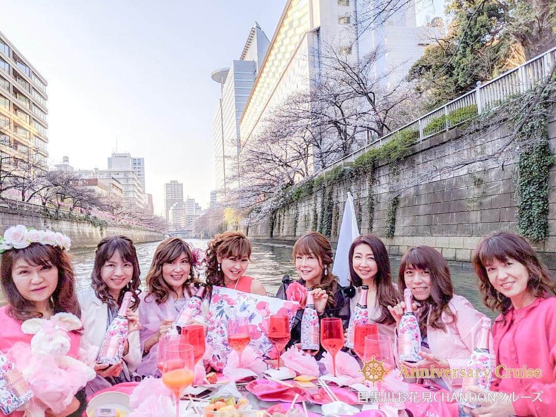 のインスタグラム：「📸 . . 本日のお花見CHANDONクルーズ🌸 . 桜色づくしのクルーズでした💕 笑顔満開で楽しんで頂きました😊 . #目黒川お花見CHANDONクルーズ #目黒川クルーズ #目黒川 #目黒川の桜 #お花見クルーズ #お花見 #お花見chandon #お花見chandonクルーズ #お花見シャンドン #ohanamichandon #ohanami #さくら #桜 #sakura #シャンドン限定ボトル #米津智之 #春がきた  #アニバーサリークルーズ #anniversarycruise #貸切クルーズ #貸切クルージング」