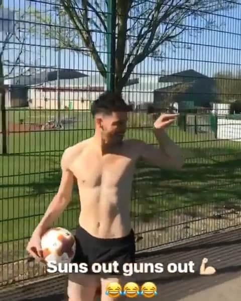 F2Freestylersのインスタグラム：「😂😂😂 English people when the suns out... 💪🏼☀️」