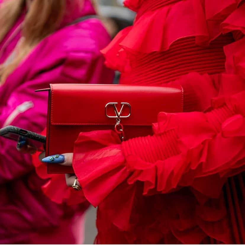 Valentinoさんのインスタグラム写真 - (ValentinoInstagram)「The #GoLogo observed. @sitabellan carries the new Valentino Garavani Go Logo clutch in red leather.」3月26日 20時27分 - maisonvalentino