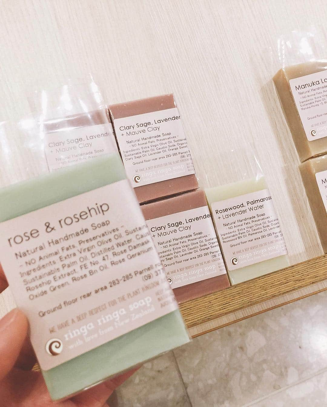 階上実穂さんのインスタグラム写真 - (階上実穂Instagram)「いとこが大好きなお店 Parnellにある『ringa ringa soap』  オーガニックのお店で手作りコスメや美容液なんでも揃っちゃう✨✨ いつもお土産でもらってる手作り石けんはとってもいい香りで愛用中♡  初めてお店に来れてうれし〜🙈💓 ネットでも買えるみたいなのでタグ付けしてあるから検索してみてね♩¨̮⑅* #nz #parnell #ringaringasoap #手作り石けん #美容液 #オーガニック #コスメ #オススメ」3月26日 20時27分 - miho_ishigami