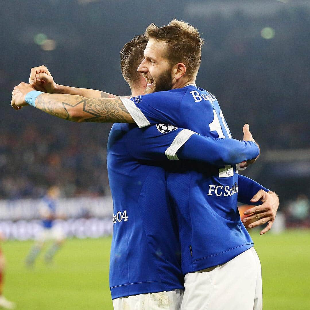 シャルケ04さんのインスタグラム写真 - (シャルケ04Instagram)「Burgi 2️⃣0️⃣2️⃣2️⃣❗️ Let me give you a hug 🤗💙 . . #Schalke #S04 #Burgstaller #Football #Soccer #WirLebenDich #Knappen #🔵⚪️」3月26日 20時29分 - s04