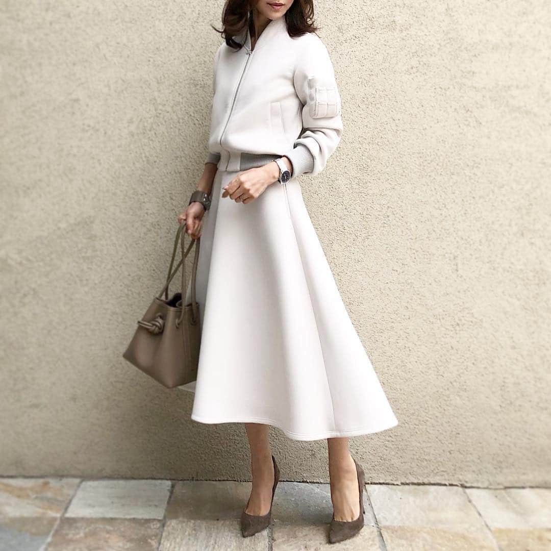 akko3839さんのインスタグラム写真 - (akko3839Instagram)「﻿ ﻿ #セットアップコーデ﻿ ﻿ ﻿ ﻿ outer @doublestandard_official﻿ @sysorus.select ﻿ bag @vasic_japan ﻿ pumps @jimmychoo﻿ ﻿ ﻿ ﻿ 軽くてコンパクトなMA-1型アウターは﻿ 28日より予約発売の﻿ DOUBLE STANDARD CLOTHINGさん﻿ とのコラボ〝エアロダンボールニットブルゾン〟﻿ ﻿ 以前SYSORUS @sysorus.select で﻿ コラボしたドレープフレアスカートと﻿ 同素材のダンボールニット﻿で作りました ﻿ スカートのオフホワイトとブラックを﻿ お持ちの方はセットアップとして﻿ 合わせていただけますので﻿ 是非チェックしてみてください✔︎﻿ ﻿ ﻿ エアロダンボールニットブルゾン﻿ 3/28（thu）18:00〜﻿予約開始 下記のtopより発売☟﻿ Night STORE﻿ @doublestandardclothing_boss_﻿ @doublestandard_official﻿ @sysorus.select ﻿ ﻿ ﻿ ﻿ #ダブルスタンダードクロージング﻿ #ダブルスタンダード#ダブスタ﻿ #コラボ#シソラス」3月26日 20時40分 - akko3839