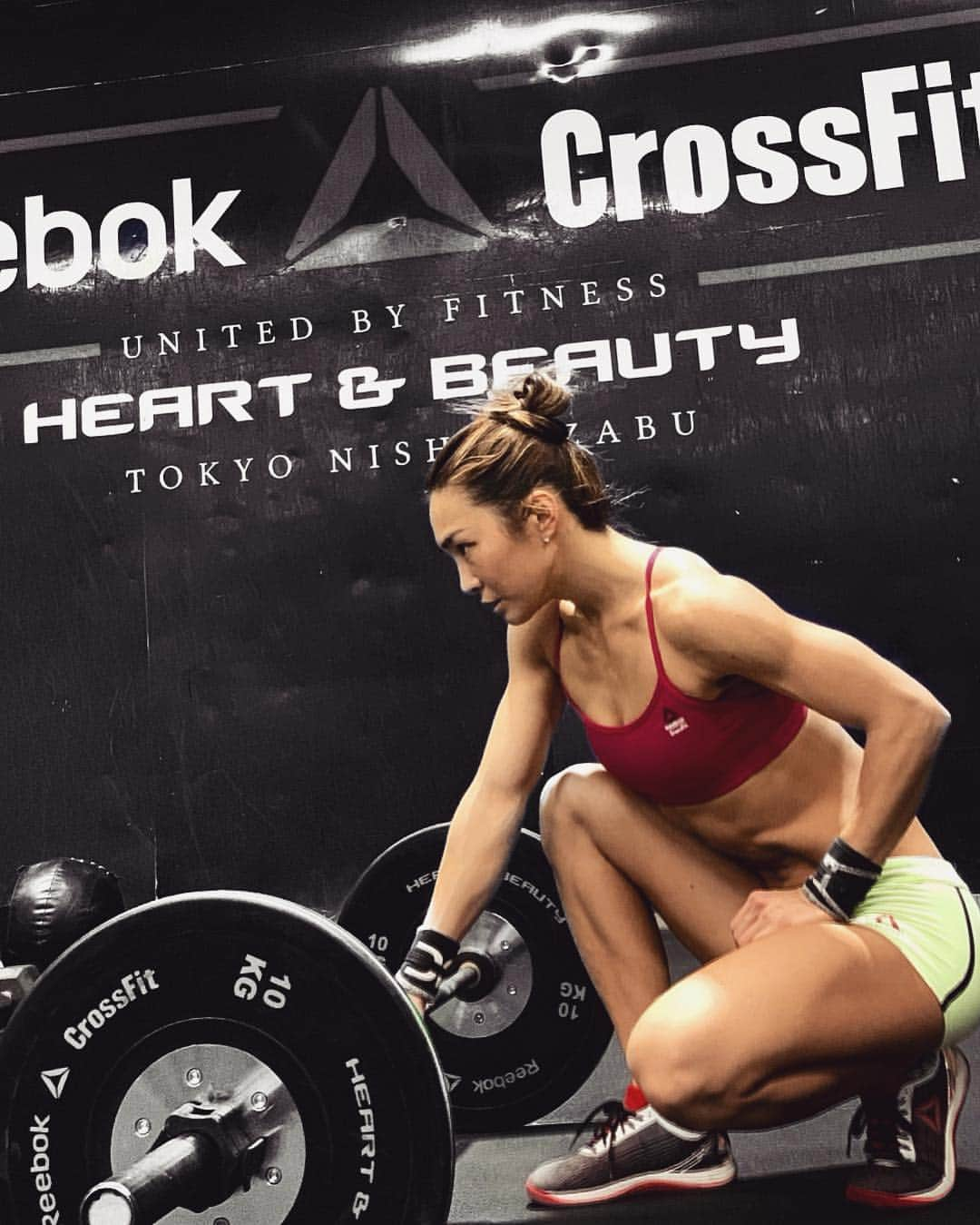 Aya（小山内あや）さんのインスタグラム写真 - (Aya（小山内あや）Instagram)「@crossfitgames この5週間を終えて。 結果 4位 / 257名 (Japan)・5,332位 / 146,367名 (World) 去年・一昨年は手首と腰の怪我で参加もままならず、ちゃんと健康体で参加するのは2年ぶりでした😌。 世界中に一斉発信される課題WorkOut。自分へのテストだと思って参加しました◎ 正直言って私の得意なムーヴメントは一個も出ませんでした😞 …どころか苦手なものばかり。  しかしそこが問題。 「コレが出たらどうしよう」とか「コレは苦手だから出来ない」とかそんな発言してる地点でスタートラインにすら立ってないなと痛感しました。だったらもっと練習すれば良かった。自分の弱さ・情けなさを目の当たりにし、自分に何が足りないのかしっかり整理した上で今後のトレーニング材料にしていきたいと思います。 自分の弱点を素直に受け入れ次なる強さに変えていく。今も昔もクロスフィットが私を強くしてくれたんだから。 そんな自身の経験を武器にトレーナーとしてもひと回りもふた回りも成長して皆さんにも最高なものを提供していきたい。 みんなのためにも頑張れAYA。」3月26日 20時40分 - aya_fitness