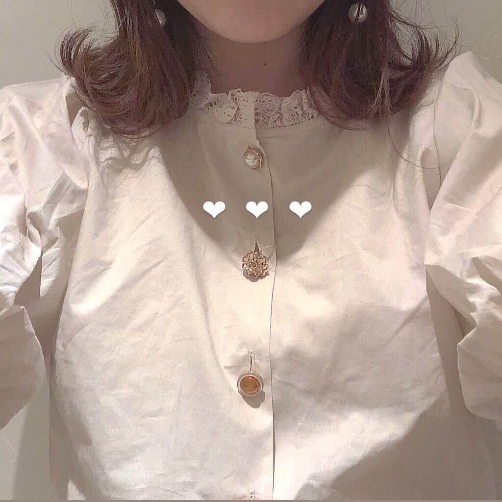 SUCLEさんのインスタグラム写真 - (SUCLEInstagram)「#春コーデ﻿ おでかけにぴったりな、ガーリーな雰囲気の白ブラウス♡﻿ ﻿ ひとつずつのボタンがそれぞれ違うデザインなのがかわいいですよね💭﻿ ﻿ ぜひチェックしてみてください👀﻿ ﻿ photo by @n.xharukax.n ﻿﻿﻿ Sucle のBASEにて、Sucleオリジナル巾着ポーチを販売中✨﻿ ﻿ プロフィールのURLかストーリーズのURLからジャンプできるので、ぜひチェックしてみてください！﻿ ﻿ @sucle_ では紹介する写真を募集中👧🏻﻿﻿ ﻿﻿﻿﻿﻿ ﻿﻿﻿﻿﻿﻿﻿﻿﻿﻿﻿﻿﻿ タグ付けやハッシュタグをつけてくれた投稿からもピックアップした写真をリポストしています！﻿﻿﻿﻿﻿﻿﻿﻿﻿﻿﻿﻿﻿﻿ #sucle をつける か このアカウントをタグ付けして投稿してね📸﻿﻿﻿﻿﻿﻿﻿﻿﻿﻿﻿﻿﻿﻿ ﻿ #ブラウス #白ブラウス #バルーン袖 #ビンテージ  #白コーデ #フリル襟ブラウス #ブラウスコーデ #ブラウス好き #ホワイトコーデ #おきがくらぶ #置き画 #かわいい #インスタ映え #おきが #着画﻿ #インスタ映え #シュクレ #フォトジェニック #ファッション #お洒落 #かわいい #置き画くら部 #おしゃれさんと繋がりたい #おしゃれ #お洒落さんと繋がりたい #可愛い #ootd #おきがくらぶ﻿﻿ ﻿」3月26日 20時36分 - sucle_