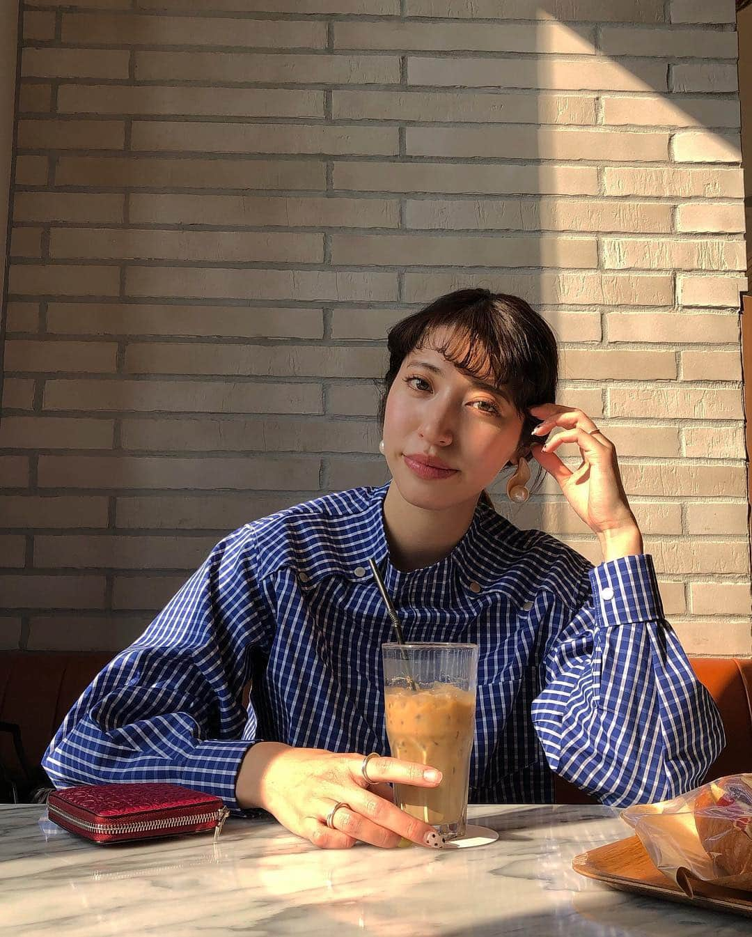 山﨑さおりさんのインスタグラム写真 - (山﨑さおりInstagram)「. バタバタクラクラ😲💫 近所で束の間のchill out time☕️ 気持ち高めたい時はやっぱり身に付ける物をアップデートするに限る👗 LOOK撮影で可愛かったこの組み合わせ💛 早速🧚🏻‍♀️ . . 4月の催事に向けても頑張りますー💪🏻 #emun_official  #mamu_online」3月26日 20時36分 - saori_emunjewelry