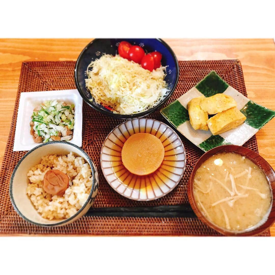 増田有華さんのインスタグラム写真 - (増田有華Instagram)「＊ 和食だーいすき。 かやのやのだしがお家に届いたので、早速使ってみました。大根の煮浸しとお味噌汁に。一口味見して、天仰いだわ..ほんっっっっっっとに美味しいー！！！！！！ 出汁でこんなにかわるの🙄🙄 いままでの料理って一体なに（壮大） でも大袈裟じゃなく、ホントに人生かわる商品でした。出会えてよかった💯 ・ ドレッシングも手作りしてみました。 さっぱりが好き。お酢たっぷり。 あとは家にあるもので。 材料載せときます。（量は目分でしたすみません🥺） オリーブオイル、塩、コショウ、砂糖、にんにくすりおろし、和風顆粒だし、酢、レモン汁。 バルサミコあったら入れるといいかも。10秒くらいレンチンしたら混ざります。 卵焼きにはチーズいれた🧀 納豆に入れるネギは、刻んだ状態で冷凍しています^_^ ・ #増田飯ぃ #和食 #かやのやのだし #茅乃舎 #大根煮浸し #お味噌汁 #サラダ #納豆 #卵焼き #玄米 #つくりおきおかず  #つくりおきレシピ  #つくおき #作り置きおかず  #作り置き冷凍 #食 #自炊 #おうちごはん #お家ご飯 #ひとりごはん #料理好き #体質改善 #cooking #cook #enjoy #beauty #eat #instagood #recipe #japanesegirl」3月26日 20時43分 - masuyuka_official