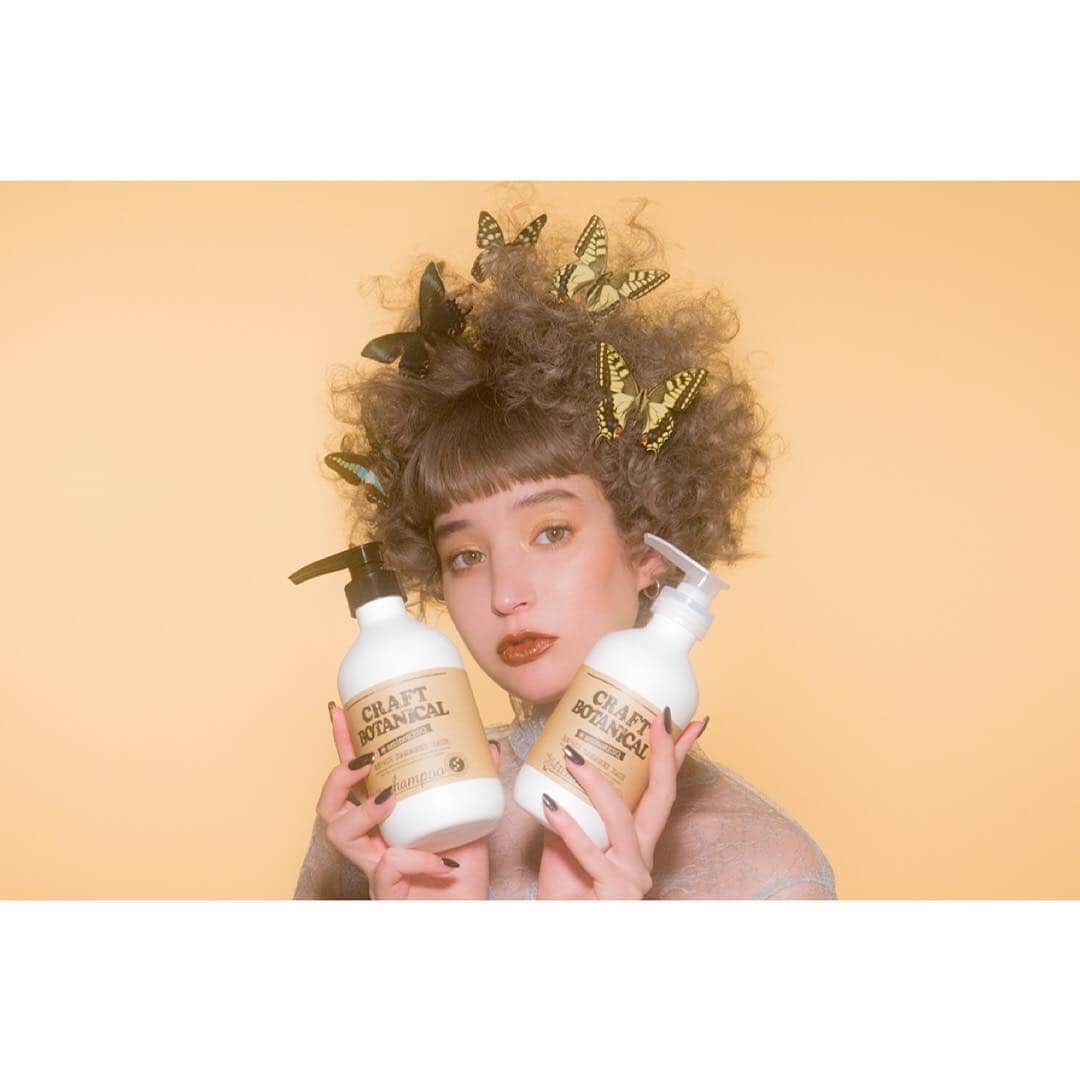のインスタグラム：「・ Keiichi Nitta & Masayoshi Okudaira × CRAFT BOTANICAL aminoRESQ  ART WORK🦋 ・ 📸Today’s model🧖🏻‍♀️ @emmajasmine12345 ・ ・ #aminoresq #アミノレスキュー  #CRAFTBOTANICAL #クラフトボタニカル #shampoo #シャンプー #treatment #トリートメント  #haircare #ヘアケア #scalpcare #スカルプケア #healthy #beautifulhair #美しい髪 #relax #happybathtime #癒しのダメージケア #LOFT #ロフト #東急ハンズ #ショップイン  #ARTWORK #BEAUTY #SHOOTING #瑛茉ジャスミン #vivi」