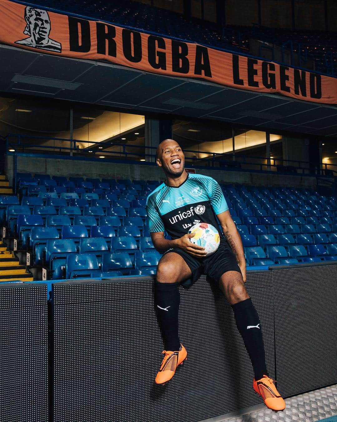 チェルシーFCさんのインスタグラム写真 - (チェルシーFCInstagram)「Return of the king! 👑 @DidierDrogba will be leading the line for the @socceraid World XI at Stamford Bridge this summer! #CFC #Chelsea」3月26日 20時43分 - chelseafc