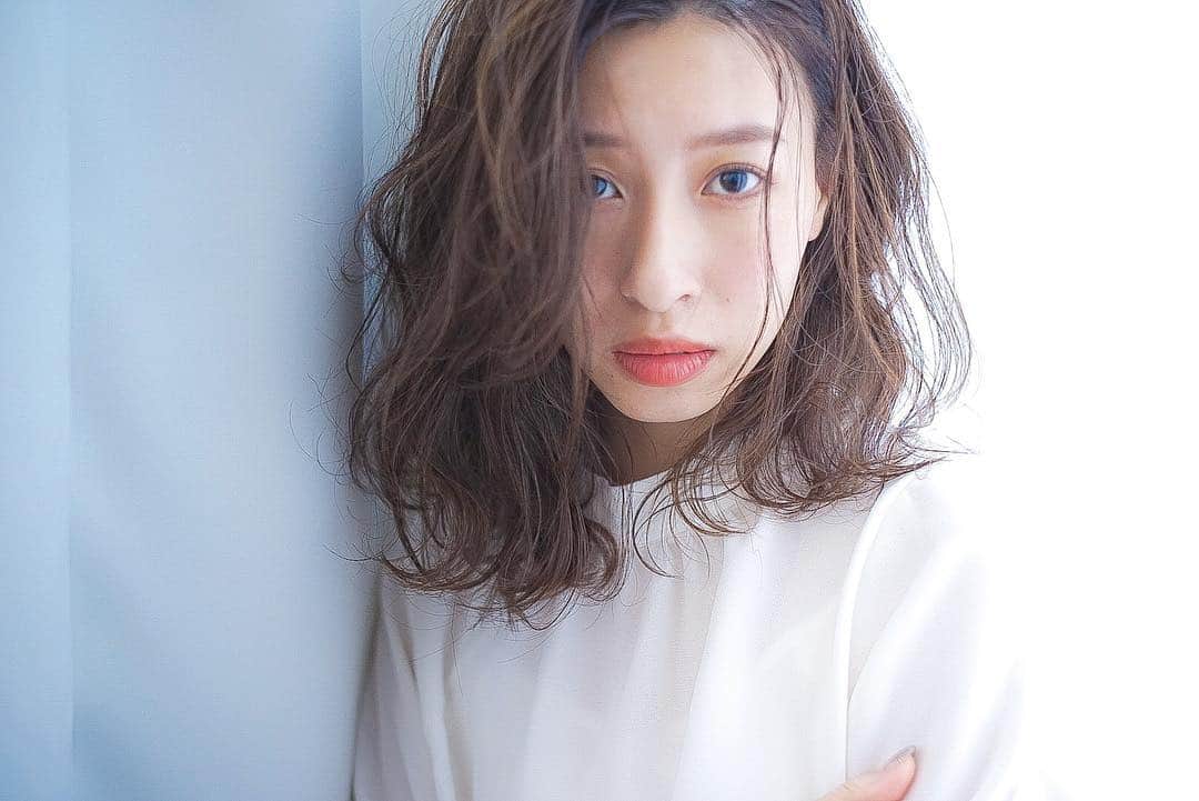 鮫島邦明のインスタグラム：「ライカ＆ソニーの奥行き感 アイフォンとは違う味わい  #ハイライト #アッシュカラー #梅田美容室 #梅田美容院 #ヘア#梅田ヘアスタイル #髪型 #ヘアセット #ヘアメイク #キラ水 #グラデーション #ホリスティックカラー #ヘアアレンジ #アレンジ #パーティー #ポニーテール #クルリンパ#gu #snidel #梅田美容師 #モデル #サロンモデル #サロモ #ヘアカタ #ny#nyc #aujua --------------------------------------. 梅田と東京出店を計画中 スタッフ募集中メッセージくださいね★ AVANCE.CROSStuin梅田茶屋町 TEL06-6377-7211 AVANCE.CROSSmel c西梅田 TEL06-6348-2050 gif.hair TEL06-6377-7277 AVANCE.京橋 TEL06-6356-1555」