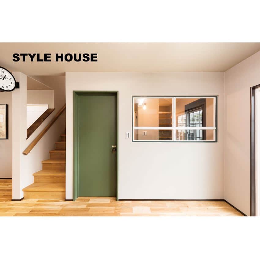 STYLE HOUSE 谷上工務店さんのインスタグラム写真 - (STYLE HOUSE 谷上工務店Instagram)「「渋い色味のエースドア。この扉だけで深みのある空間になります。」 お施主様邸の施工写真です。その他の施工写真は、 @stylehouse_taniue  のURLからご覧いただけます。 . ぜひチェックしてみてくださいね♪ . . #stylehouse  #谷上工務店 #allagi #diy #アレジ #スタイルハウス #ナチュラルインテリア #インテリア大好き #夢のマイホーム #暮らしを楽しむ #ライフスタイル #結婚  #わが家に恋する #カフェ好き #カフェ風インテリア #大阪 #キッチンカウンター #大阪で家を建てる #大阪の注文住宅 #大阪建築 #スーモ #注文住宅 #大阪の家 #大阪注文住宅 #戸建て住宅 #戸建て注文住宅」3月26日 20時46分 - stylehouse_taniue