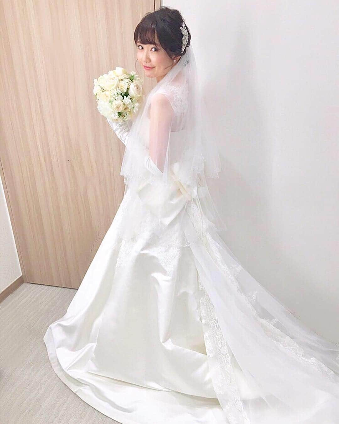 浅井麻里さんのインスタグラム写真 - (浅井麻里Instagram)「💐👰 . ウェディングモデルの時の♥️ . 最近会う人会う人に、 ウェディングドレスの写真見るの楽しい✨ ブライダルモデル写真楽しみにしてる✨ って言ってもらえること多くて嬉しいから アップする💕😋単純💕（笑） . ﻿﻿﻿. . #ウェディングモデル#ブライダルモデル#ウェディングドレス#ウェディング#ガールズプレス#Dressy花嫁#プラコレ#ドレス#wedding#dressy#dress#wedding_mari」3月26日 20時47分 - mari_asai_625