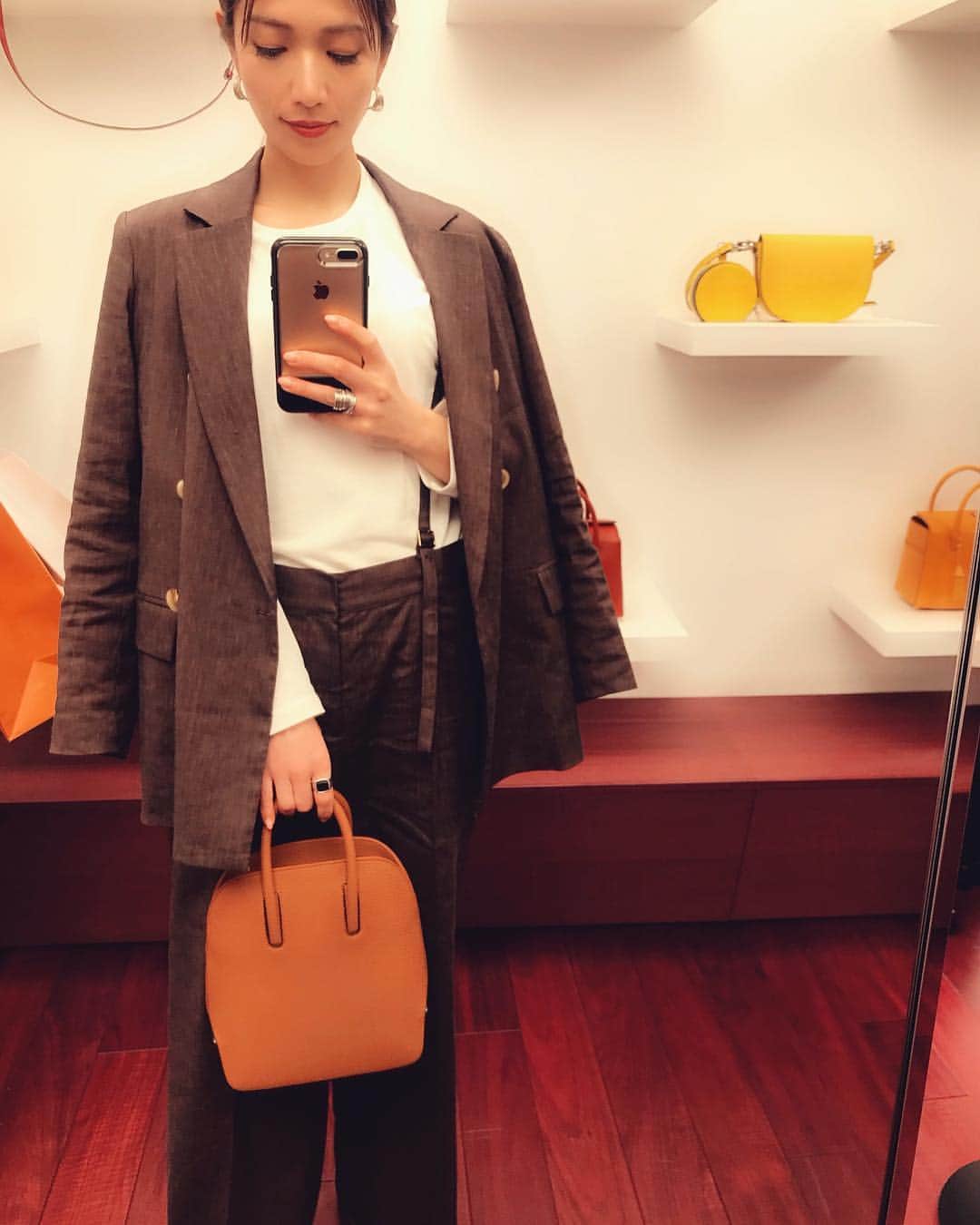 上原歩さんのインスタグラム写真 - (上原歩Instagram)「epoi 2019 f/w exhibition💛 3月に移った新店舗での展示会に行ってきました。 @epoi_official  エポイのバッグは大好きで今4つ持っています♡ 仕立てとデザインが美しく上品でどんな服装にもすっと寄り添ってくれる。 女性で例えるなら大和撫子のような。 今発売しているものと、2019秋冬の新作を見させて頂きましたがどれも可愛い。 絶妙なニュアンスカラーの色合いも素晴らしい。 最後の2枚で持っていたバッグを狙っています♡ ちょうど2人の服装に合ったバッグは持ち手が変えられてきゅん💛 ・ #love #fashion #epoi #happy #life #instagood  #epoicolors #epoiomotesando #エポイ」3月26日 20時58分 - ayumiuehara