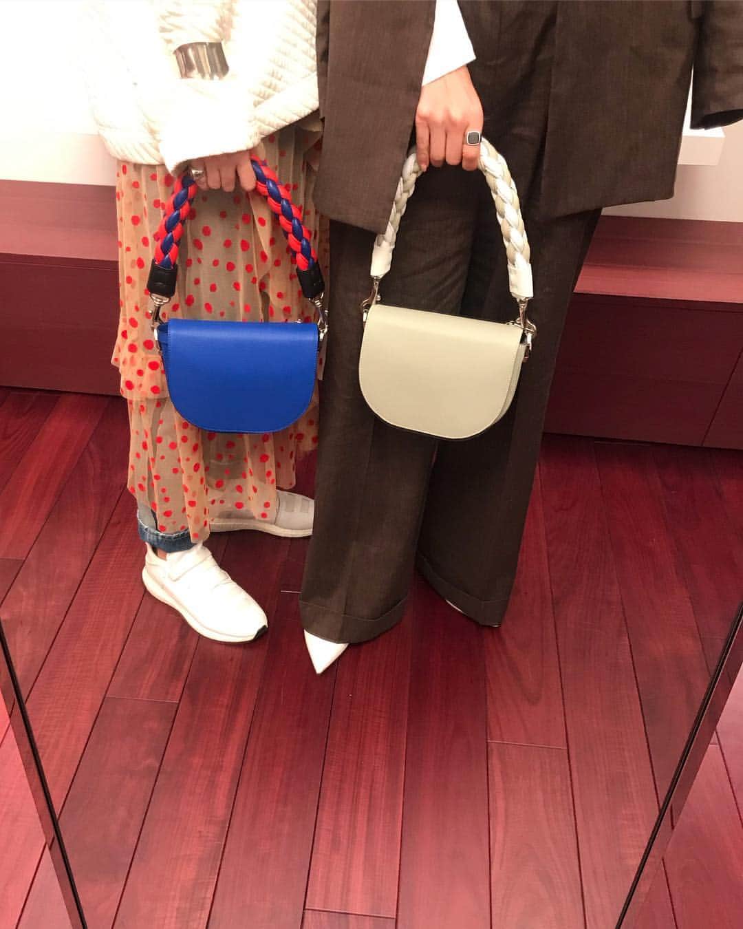 上原歩さんのインスタグラム写真 - (上原歩Instagram)「epoi 2019 f/w exhibition💛 3月に移った新店舗での展示会に行ってきました。 @epoi_official  エポイのバッグは大好きで今4つ持っています♡ 仕立てとデザインが美しく上品でどんな服装にもすっと寄り添ってくれる。 女性で例えるなら大和撫子のような。 今発売しているものと、2019秋冬の新作を見させて頂きましたがどれも可愛い。 絶妙なニュアンスカラーの色合いも素晴らしい。 最後の2枚で持っていたバッグを狙っています♡ ちょうど2人の服装に合ったバッグは持ち手が変えられてきゅん💛 ・ #love #fashion #epoi #happy #life #instagood  #epoicolors #epoiomotesando #エポイ」3月26日 20時58分 - ayumiuehara