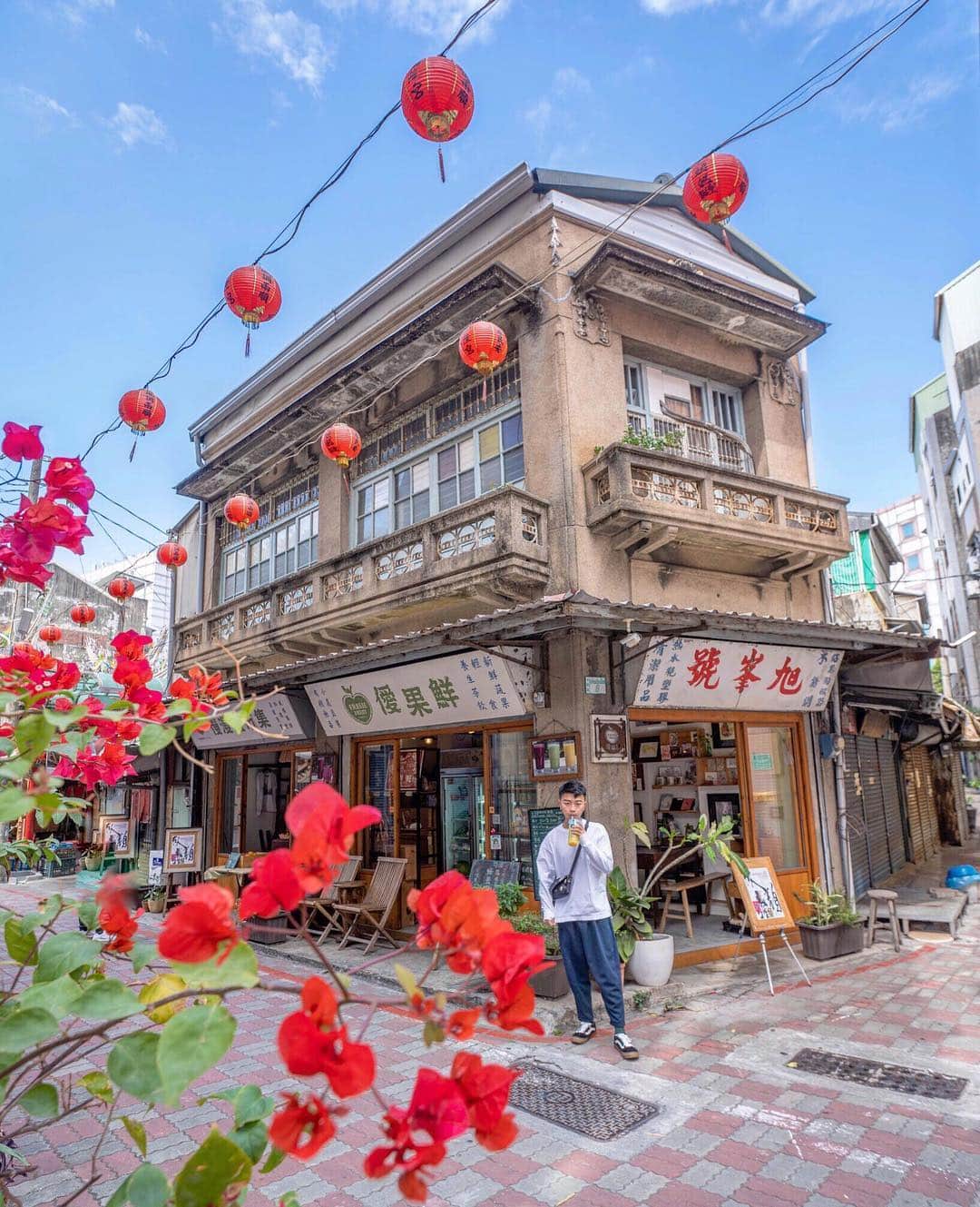 樂さんのインスタグラム写真 - (樂Instagram)「台南。旭峯號🏮 位在台南市區巷弄內的復古果汁店，上次去台南隨手拍了一下，覺得很美，不過一直拖到現在才發😂」3月26日 20時52分 - ygt1016