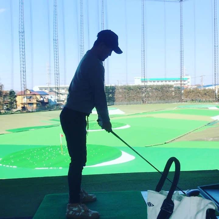 塩見好輝のインスタグラム：「久しぶりにスイングの投稿🏌️‍♂️ 下部ツアー開幕まで後1週間 最後の追い込み頑張ります‼︎ #ゴルフ#プロゴルファー#isps #taylormade#titlist#lecoqsportif  #golf#丸山ゴルフセンター #ゴルフ男子#ゴルフ女子#練習 #ゴルフスイング」