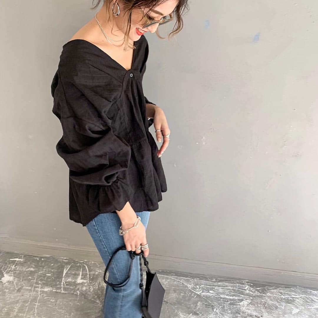 のインスタグラム：「. 今日発売の @flugge_official Favorite blouse👏👏ずるっと肩出してもかわいいい、これもデート企画(勝手な企画名)☺️素材も軽くて夏でもいけそう◎ 毎日怒涛で寝ると1分くらいで朝なのまじやめて☺️ .  #flugge#flugge_official #fluggesnap #ootd#outfit#fashion#instafashion#ig#casual#coordinate#code#me#今日の服#今日のコーデ#今日のコーディネート#コーディネート#カジュアル#ファッション#カジュアルコーデ#ブラウス#新作#新作発売」
