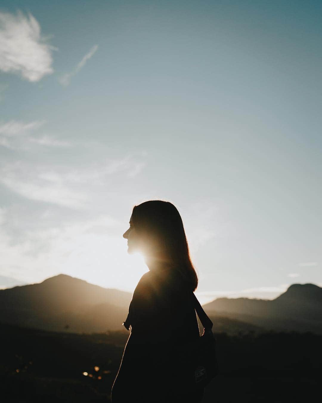 Putri Anindyaのインスタグラム：「The first place #puan_bandung // this morning was totally a journey to the past. I remember the first time i set my eyes on this place in 2009. Since then, i always come back to this place and bring lots of friends to witness the sunrise of Bandung that quite look like my drawing when i was a kid. The sun between the mountains. Well, the trip today made this place more special cause i got to bring my old and new friends to this magical spot. So here it goes, the portrait i took of them. Good company, good place, good weather, more reason to be thankful. . . . With @sonyalpha_id @sonyalpha A7iii 35 1.4 #sonyalpha #sonyalpha_id」