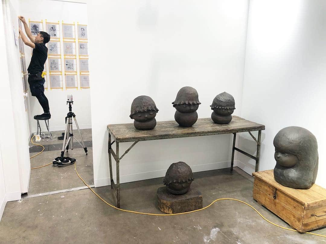 村上隆さんのインスタグラム写真 - (村上隆Instagram)「@artbasel HK on the process Installation things @emikuraya & @ota539 New Bronze works.」3月26日 20時56分 - takashipom