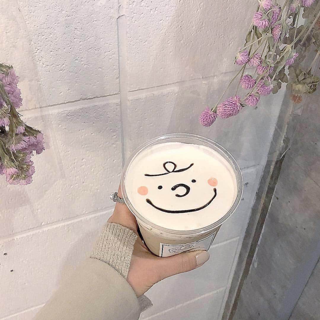のインスタグラム：「. 東京・下北沢に最近できたばかりのカフェ「 @oppahotdog_and_cafe」をご紹介♡ . チーズハットグやタピオカが楽しめるお店です。 中でも見た目がかわいいタピオカドリンクが大人気！ . ドリンクの種類や甘さ、氷の量を選び、プラス100円で絵柄が付けられるんです♩ . チャーリーブラウンやバーバパパ、エルモにリトルグリーンメンなど、全6種類のキャラクターにアレンジしてくれますよ！ _____ open：11:00〜20:00（L.O19:30） close：水曜日 access：東京都世田谷区北沢2丁目29番16号 _____ photo by @123kirin @noooooon_kt . #isuta #isutapic #isutacafe #イスタ #下北沢カフェ #oppahotdog」
