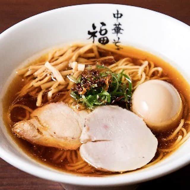 東京カレンダーさんのインスタグラム写真 - (東京カレンダーInstagram)「銘柄鶏「信玄鶏」の丸鶏から、不純物を100%取り除いたRO水によって、上品でふくよかな鶏の旨みを引き出した一杯。 麺は北海道産小麦「和華」を使った自家製ストレート麺で、極上の食感とのど越しが楽しめる。 #東京カレンダー #東カレ #tokyocalendar  #ラーメン #東京駅 #KITTE丸の内 #中華そば福味 #中華そば」3月26日 21時07分 - tokyocalendar