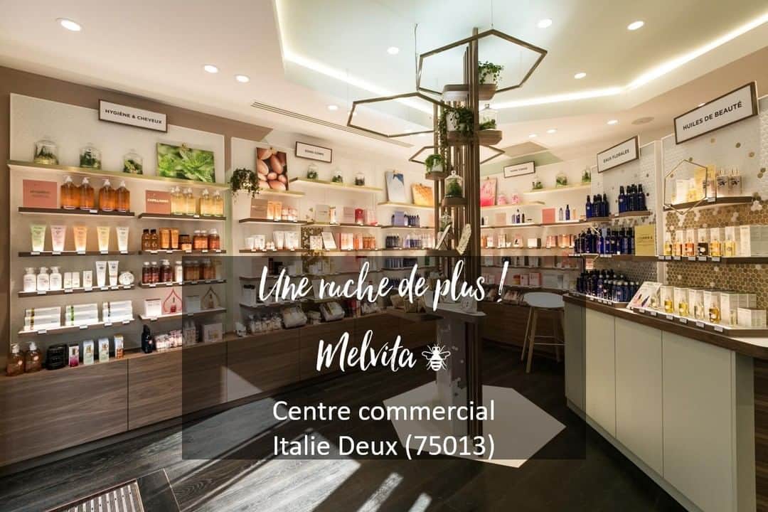 Melvita Officialのインスタグラム：「Vous l’attendiez ? ⠀ Notre ruche s’est agrandie ! 🐝⠀ ⠀ Venez vite découvrir notre nouvelle ⠀ Boutique ! ⠀ ⠀ Centre commercial Italie 2⠀ 30 avenue d’Italie⠀ 75013 Paris⠀ Du lundi au samedi de 10h à 20h⠀ Le dimanche de 11h à 19h ⠀ ⠀ N’attendez plus, un cadeau attend les 100 premiers clients ! 🎁⠀ ⠀ #Melvita #Ouialabeautebio #Italiedeux #Newstore #excited #centrecommercial」